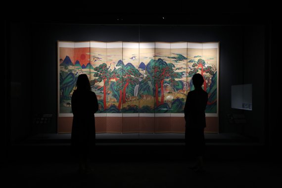 [서울=뉴시스] 박진희 기자 = 국립중앙박물관과 국립현대미술관 공동 주최한 고 이건희기증 1주년 기념 특별전 '어느 수집가의 초대' 언론공개회가 열린 27일 서울 용산구 국립중앙박물관 기획전시실에서 기자들이 기증품 '십장생도 병풍'를 취재를 하고 있다. 2022.04.27. pak7130@newsis.com