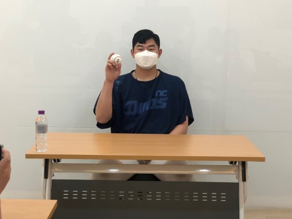 첫 승 기념구를 들고 포즈를 취하고 있는 김시훈 © 뉴스1