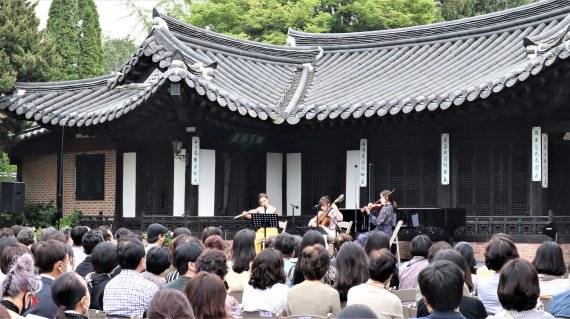 [서울=뉴시스]지난 25일 서울 종로구 윤보선 고택에서 열린 서울스프링실내악축제 '고택음악회'. 플루티스트 최나경, 바이올리니스트 김다미, 클래식 기타리스트 박규희가 연주하고 있다. (사진=서울스프링실내악축제 사무국 제공) 2022.04.28. photo@newsis.com *재판매 및 DB 금지