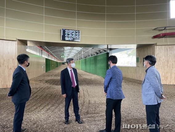 정기환 한국마사회장 22일 장수목장 실내언덕주로 점검. 사진제공=한국마사회