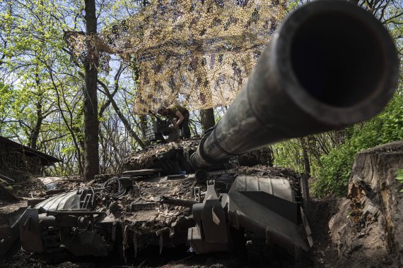 [도네츠크=AP/뉴시스] 27일(현지시간) 우크라이나 동부 도네츠크 지역에서 러시아군과 교전을 벌인 우크라이나 군인들이 정비 작업을 하면서 전차에 기관총을 설치하고 있다. 2022.04.28.