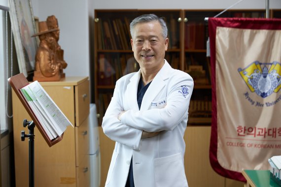 [서울=뉴시스] 이재동 경희대 한의과대학 학장(비만센터 교수). (사진= 경희의료원 제공) 2022.04.29