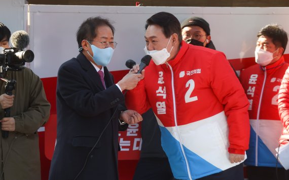 윤석열 국민의힘 대선 후보가 공식선거운동 첫날인 15일 대구 동구 동대구역 광장에서 열린 선거 유세에서 홍준표 의원의 질문에 답변하고 있다.(사진은 기사 내용과 무관함) 2022.2.15/뉴스1 © News1 구윤성 기자