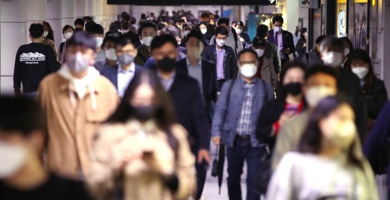 29일 오전 서울 시청역에서 마스크 쓴 시민들이 출근길 발걸음을 옮기고 있다. 이날 정부는 다음 달 2일부터 실외 마스크 착용 의무를 해제한다고 밝혔다. 2022.4.29/뉴스1 © News1 박지혜 기자 /사진=뉴스1