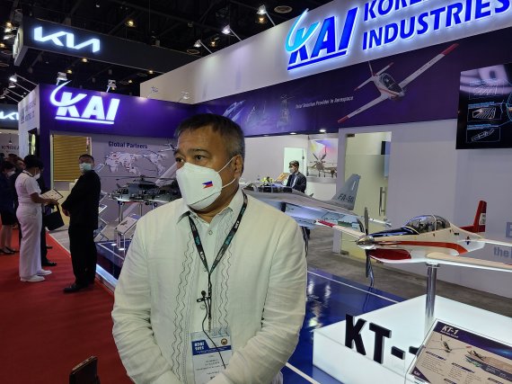 [마닐라=뉴시스] ADAS 2022 방산전시회 한국관에서 취재진과 인터뷰하는 레이문도 엘레판테 필리핀 국방획득차관. 2022.04.29. (사진=국방부 공동취재단 제공) *재판매 및 DB 금지