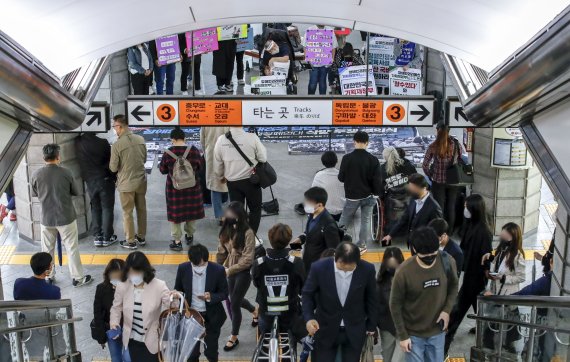 [서울=뉴시스] 정병혁 기자 = 전국장애인차별철폐연대 관계자들이 29일 오전 서울 종로구 경복궁역 승강장에서 기획재정부장관 후보자 인사청문회 질의 내용 및 29차 '출근길 지하철 탑니다' 계획 발표 기자회견을 하고 있다. 2022.04.29. jhope@newsis.com