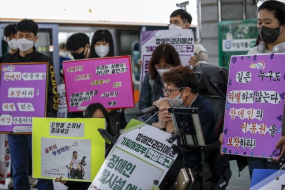 [서울=뉴시스] 정병혁 기자 = 전국장애인차별철폐연대 관계자들이 29일 오전 서울 종로구 경복궁역 승강장에서 열린 기획재정부장관 후보자 인사청문회 질의 내용 및 29차 '출근길 지하철 탑니다' 계획 발표 기자회견에서 피켓을 들고 있다. 2022.04.29. jhope@newsis.com