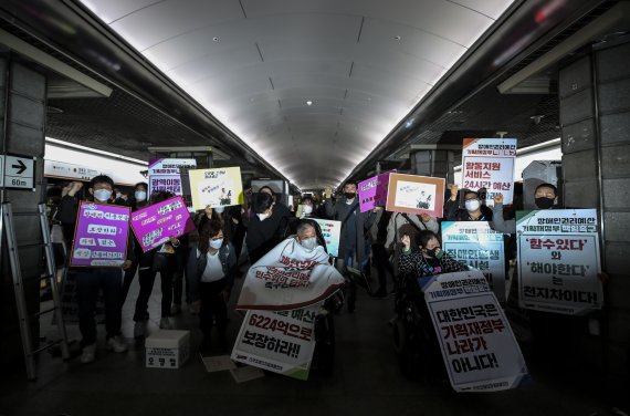 [서울=뉴시스] 정병혁 기자 = 전국장애인차별철폐연대 관계자들이 29일 오전 서울 종로구 경복궁역 승강장에서 열린 기획재정부장관 후보자 인사청문회 질의 내용 및 29차 '출근길 지하철 탑니다' 계획 발표 기자회견을 열고 삭발을 하고 있다. 2022.04.29. jhope@newsis.com