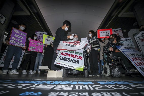 [서울=뉴시스] 정병혁 기자 = 전국장애인차별철폐연대 관계자들이 29일 오전 서울 종로구 경복궁역 승강장에서 열린 기획재정부장관 후보자 인사청문회 질의 내용 및 29차 '출근길 지하철 탑니다' 계획 발표 기자회견을 열고 삭발을 하고 있다. 2022.04.29. jhope@newsis.com