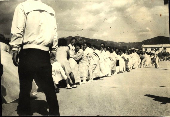 '어머니들의 힘자랑'. 1970년 충남 천안의 신안초등학교 어버이날 줄다리기 경기 모습. (사진=천안교육지원청 제공) *재판매 및 DB 금지