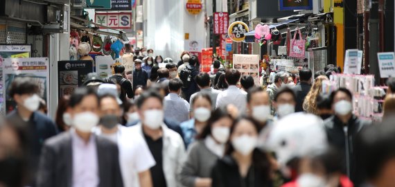 29일 서울 중구 명동거리가 점심식사를 위해 이동하는 시민들로 북적이고 있다. 이날 정부는 다음 달 2일부터 실외 마스크 착용 의무를 해제한다고 밝혔다. 다만 50명 이상이 모이는 집회·행사·공연·스포츠 경기를 관람할 때에는 마스크 착용 의무가 유지된다. 2022.4.29/뉴스1 © News1 박지혜 기자