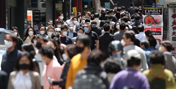 29일 서울 중구 명동거리가 점심식사를 위해 이동하는 시민들로 북적이고 있다. 이날 정부는 다음 달 2일부터 실외 마스크 착용 의무를 해제한다고 밝혔다. 다만 50명 이상이 모이는 집회·행사·공연·스포츠 경기를 관람할 때에는 마스크 착용 의무가 유지된다. 2022.4.29/뉴스1 © News1 박지혜 기자