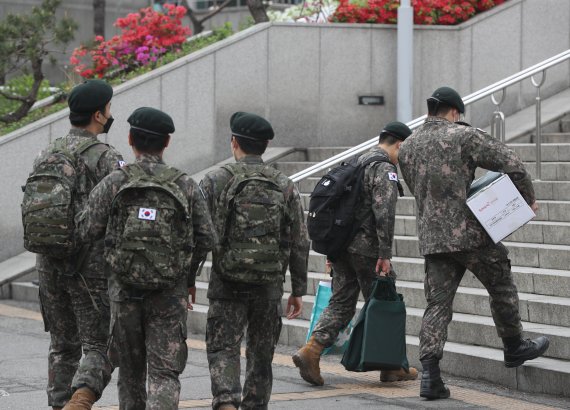 오늘부터 국군병사 외박·외출 모두 가능