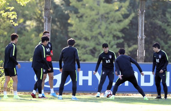 대한민국 남자 축구대표팀 손흥민 등 선수들이 8일 오후 경기도 파주시 축구대표팀트레이닝센터(NFC)에서 훈련을 하고 있다. 벤투 감독이 이끄는 축구대표팀은 오는 10일 화성에서 스리랑카, 15일 평양에서 북한과의 카타르월드컵 아시아 2차 예선을 치른다. 2019.10.8/뉴스1 © News1 황기선 기자