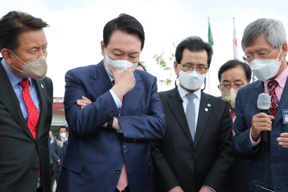 윤석열 대통령 당선인이 29일 오후 충북 청주 오창 다목적방사광가속기 공사 현장을 방문해 고인수 방사광가속기구축사업단장으로부터 보고를 받고 있다. 2022.4.29/뉴스1 © News1 인수위사진기자단