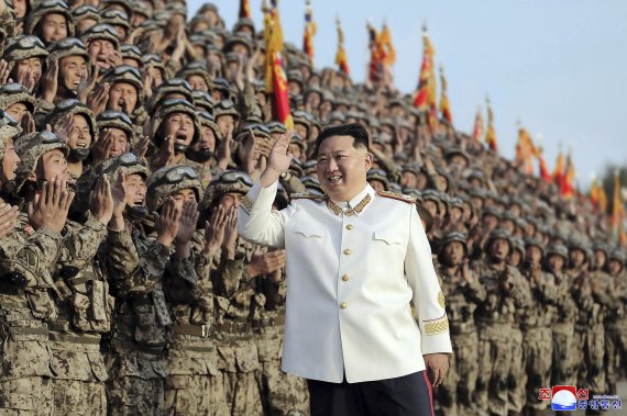 [평양=AP/뉴시스] 북한 조선중앙통신이 제공한 사진에 김정은 북한 국무위원장이 지난 27일 평양에서 열린 조선인민혁명군 창건 90돌 열병식에 참가한 군 장병들과 함께 기념 촬영을 하고 있다. 2022.04.29.