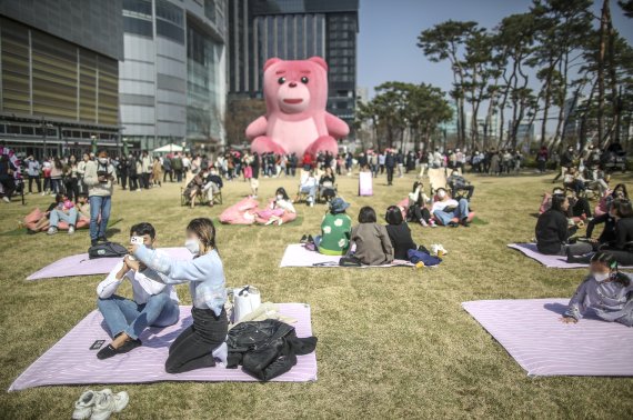 [서울=뉴시스] 정병혁 기자 = 완연한 봄 날씨를 보인 4일 오후 서울 송파구 롯데월드타워 잔디광장에서 시민들이 벨리곰 앞에서 피크닉을 즐기고 있다. 2022.04.04. jhope@newsis.com