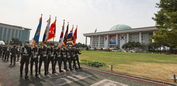 [서울=뉴시스] 김선웅 기자 = 국방부 의장대가 28일 오후 서울 여의도 국회에서 윤석열 대통령 취임식 예행연습을 하고 있다. (공동취재사진) 2022.04.28. photo@newsis.com