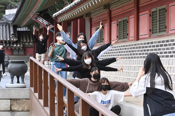 [수원=뉴시스] 김종택기자 = 사회적 거리두기가 해제되면서 학생들의 야외 체험활동도 활기를 띠고 있다. 29일 오전 경기도 수원시 세계문화유산 화성행궁에서 현장 체험학습을 나온 칠보중학교 학생들이 기념촬영을 하고 있다. 2022.04.29. jtk@newsis.com