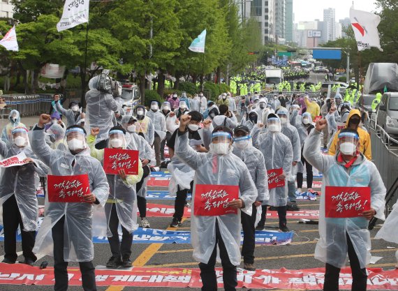 [서울=뉴시스]김명원 기자 = 제131주년 세계 노동절인 지난해 5월1일 서울 영등포구 여의도 LG트윈타워 앞에서 민주노총 등 노동절 집회 참가자들이 구호를 외치고 있다. 2021.05.01. kmx1105@newsis.com