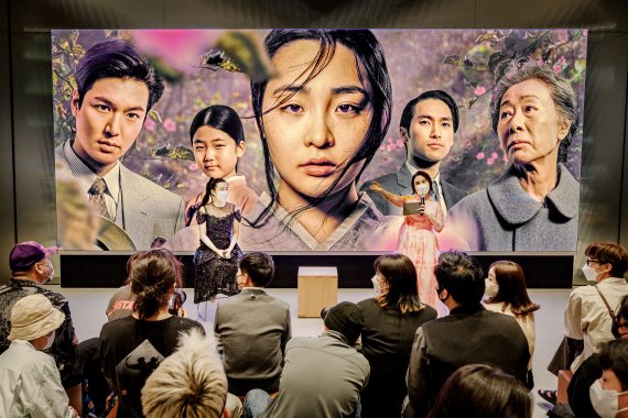 파친코에 출연한 배우 김민하가 지난 4월 27일 애플명동에서 열린 Today at Apple에서 팬들과 소통하고 있다. 애플 제공.