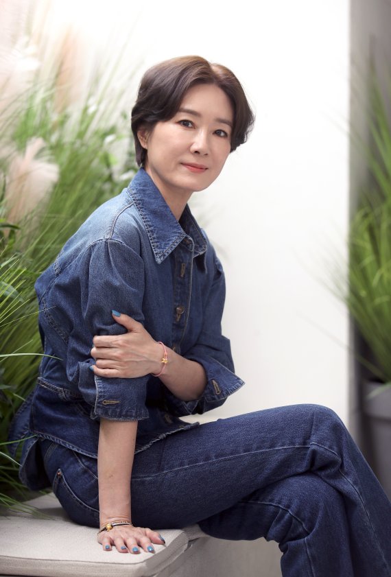 [서울=뉴시스] 조성우 기자 = 드라마 '군검사 도베르만'에 출연한 배우 오연수가 지난 28일 서울 강남구 한 카페에서 뉴시스와 인터뷰에 앞서 포즈를 취하고 있다. 2022.04.29. xconfind@newsis.com