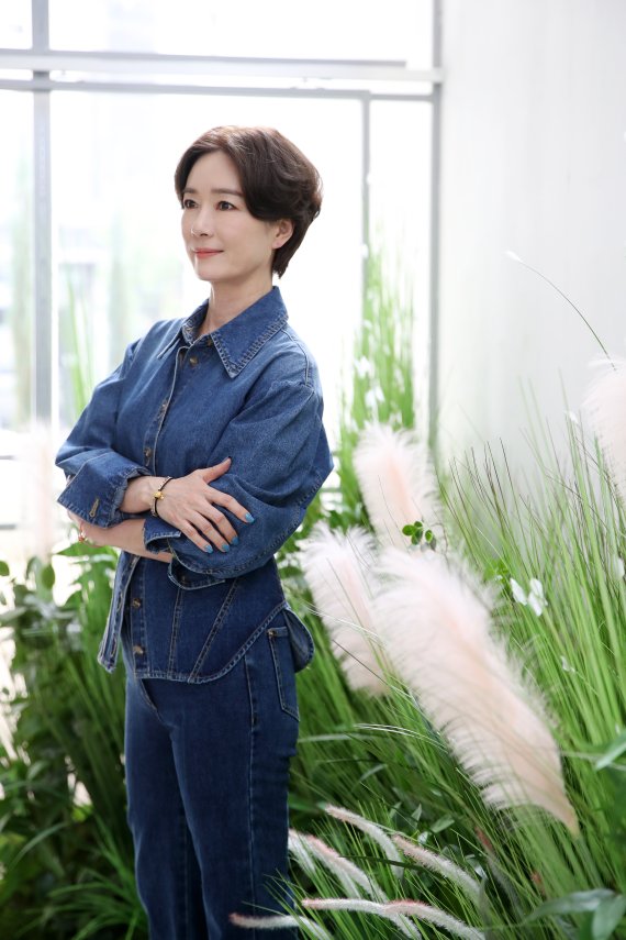 [서울=뉴시스] 조성우 기자 = 드라마 '군검사 도베르만'에 출연한 배우 오연수가 지난 28일 서울 강남구 한 카페에서 뉴시스와 인터뷰에 앞서 포즈를 취하고 있다. 2022.04.29. xconfind@newsis.com