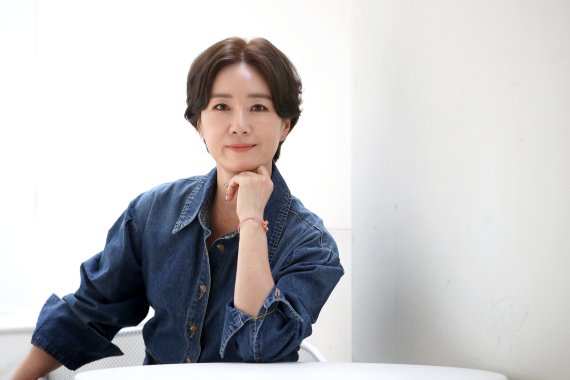 [서울=뉴시스] 조성우 기자 = 드라마 '군검사 도베르만'에 출연한 배우 오연수가 지난 28일 서울 강남구 한 카페에서 뉴시스와 인터뷰에 앞서 포즈를 취하고 있다. 2022.04.29. xconfind@newsis.com