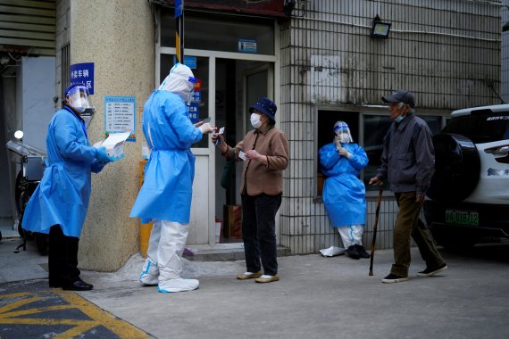 도시 봉쇄가 내려진 상하이 주민들이 PCR 검사를 위해 줄을 서있는 모습. 2022.04.30. REUTERS/Aly Song /REUTERS/뉴스1 /사진=뉴스1 외신화상