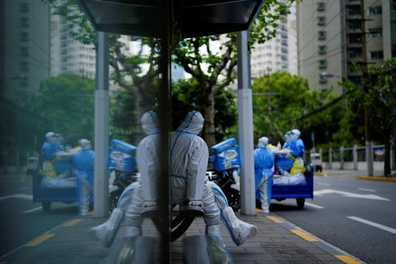 A worker in a protective suit keeps watch at a bus station during lockdown, amid the coronavirus disease (COVID-19) pandemic, in Shanghai, China, April 30, 2022. REUTERS/Aly Song /REUTERS/뉴스1 /사진=뉴스1 외신화상