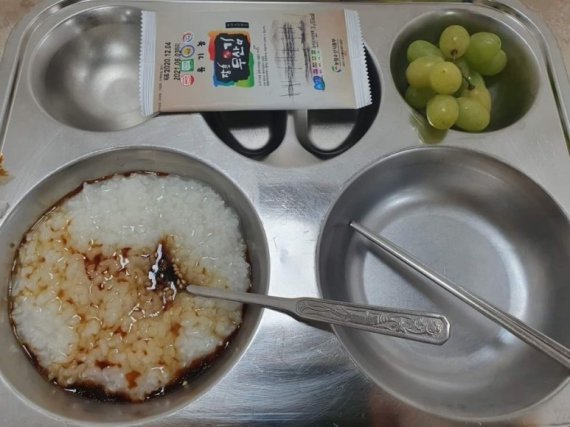 지난해 6월 채식 선택권을 보장해 달라며 인권위에 진정을 냈던 학생이 급식 시간에 찍은 식판. 동물성 식품으로 만들어진 반찬을 받지 않은 식판은 초라하다. (유기농문화센터 제공)© 뉴스1