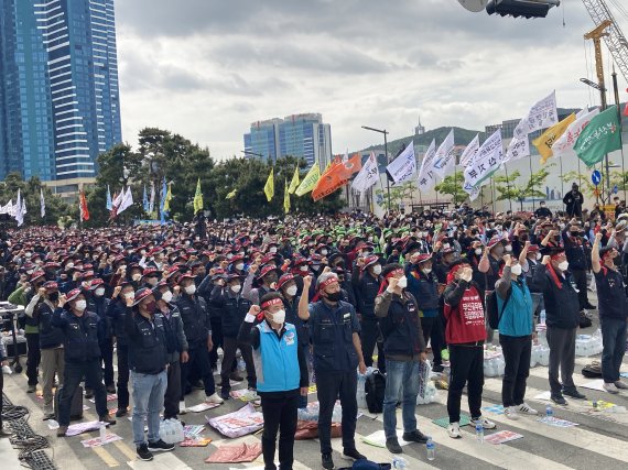 30일 오후 부산 동구 부산항여객터미널에서 민주노총 부산본분가 제132주년 세계노동절 부산노동자대회를 열고 있다.2022.4.30/© 뉴스1 백창훈 기자