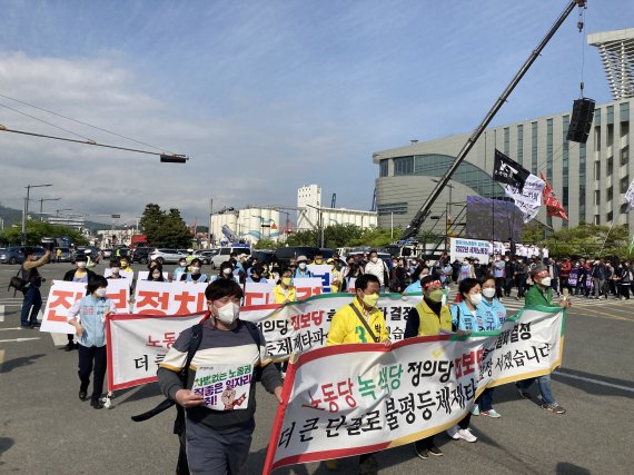 30일 오후 민주노총 부산본부가 부산 동구 부산항여객터미널 앞에서 제132주년 세계노동절 부산노동자대회를 끝내고 행진을 하고 있다.2022.4.30/© 뉴스1 백창훈 기자