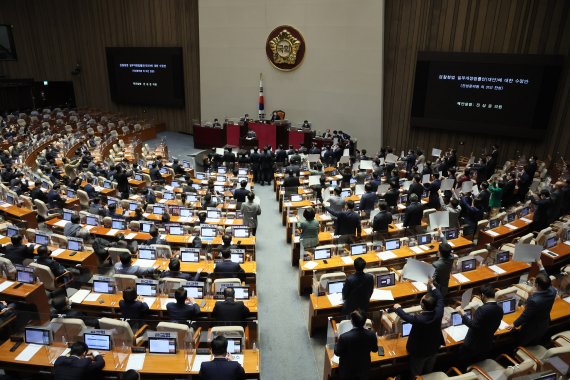 [서울=뉴시스] 전진환 = 진성준 더불어민주당 의원이 제396회국회(임시회) 제1차 본회의가 열린 30일 오후 서울 여의도 국회 본회의장에서 검찰청법 일부개정법률안(대안)에 대한 수정안의 제안설명을 하고 있다. (공동취재사진) 2022.04.30. photo@newsis.com <저작권자ⓒ 공감언론 뉴시스통신사. 무단전재-재배포 금지.> /사진=뉴시스화상