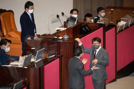 [서울=뉴시스] 전진환 = 권성동 국민의힘 원내대표가 30일 서울 국회 여의도에서 검수완박(검찰 수사권 완전 박탈) 법안 중 하나인 검찰청법 개정법률안(대안) 표결처리에 항의하고 있다. (공동취재사진) 2022.04.30. photo@newsis.com <저작권자ⓒ 공감언론 뉴시스통신사. 무단전재-재배포 금지.> /사진=뉴시스화상