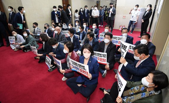 檢 수사권 축소 '검찰청법 개정안', 본회의 통과...국힘, 필리버스터 돌입(3보)