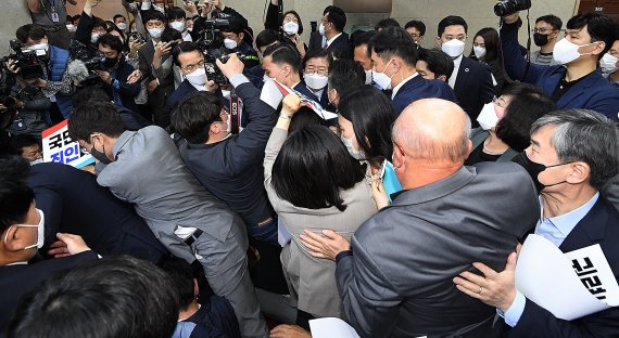 檢 수사권 축소 '검찰청법 개정안', 본회의 통과...국힘, 필리버스터 돌입(3보)