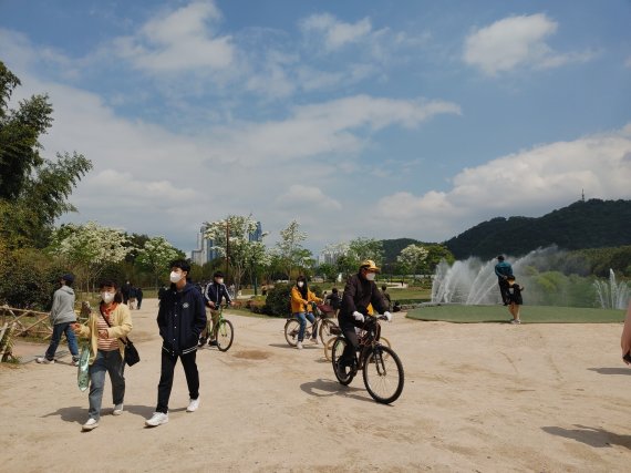 30일 오후 울산시민들이 울산 도심지 최대 공원인 태화강 국가정원을 찾아 자전거를 타며 일상 회복을 만끽하고 있다. © 뉴스1 조민주 기자