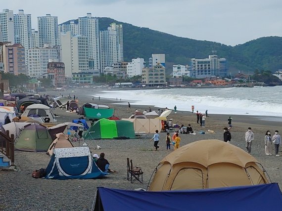 30일 오후 울산시민들이 정자 해변에서 바다 절경을 보며 즐거운 시간을 보내고 있다,© 뉴스1