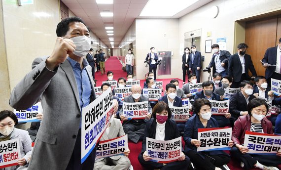 檢 수사권 축소 '검찰청법 개정안', 본회의 통과...정국경색 불가피(종합)