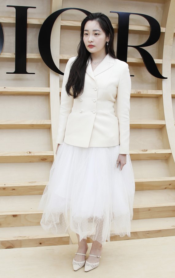 애플TV플러스(+)의 오리지널 콘텐츠 '파친코'에 출연한 배우 김민하가 어제 30일 서울 이화여자대학교에서 열린 ‘디올(DIOR) 한국 최초 2022 가을 여성 컬렉션’에서 포즈를 취하고 있다./사진=뉴스1