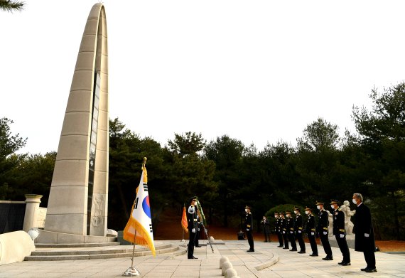 소방청은 오는 6일 제67회 현충일을 맞아 순직소방인 18인의 위패봉안식을 거행한다. 사진은 충남 천안시 중앙소방학교 소방충혼탑에서 소방대원들이 순직소방관의 넋을 기리고 있는 모습. 소방청 제공