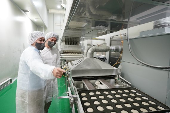 황승민 빔보QSR코리아 대표와 하만기 맥도날드 이사가 지난 22일 충남 아산에 위치한 빔보QSR 공장을 둘러보고 있다.(한국맥도날드 제공)© 뉴스1