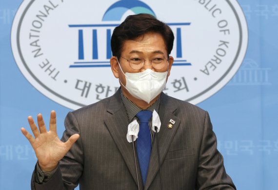 [서울=뉴시스] 최진석 기자 = 송영길 더불어민주당 6·1 지방선거 서울시장 예비 후보가 29일 오후 서울 여의도 국회 소통관에서 서울시 자영업자 임대료 부담과 이자부담을 절감할 수 있는 '누구나상가보증시스템' 정책 공약 발표 기자회견을 하고 있다. (공동취재사진) 2022.04.29. photo@newsis.com