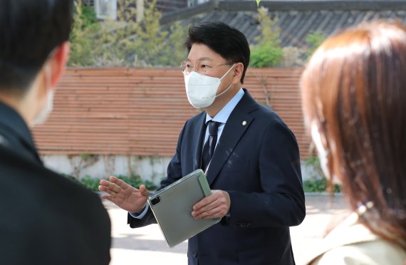 장제원 대통령 당선인 비서실장이 1일 오전 서울 종로구 통의동 인수위원회에서 취재진 질문에 답하고 있다. (공동취재사진) 사진=뉴시스화상