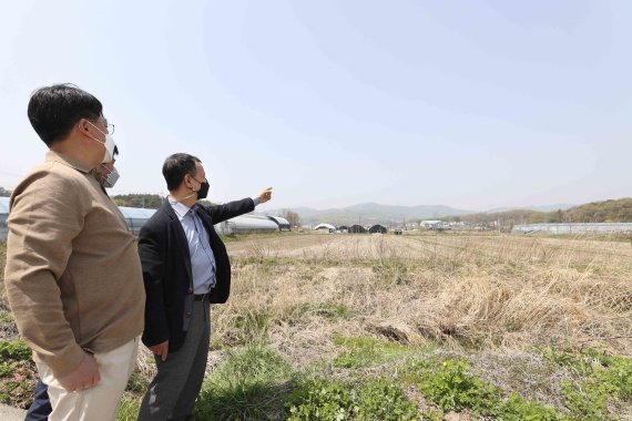 원삼면 독성리 일원 토지 수용에 합의한 토지주들이 반도체클러스터 부지에 대한 설명을 하고 있다.(1용인시 제공)© News1