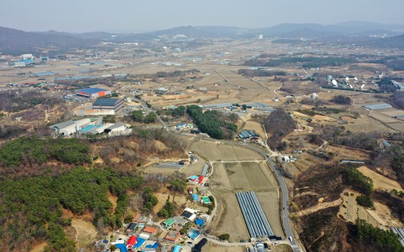 경기도가 용인 반도체 클러스터와 맞닿은 개발예정지 인근 토지를 가족회사 명의로 매입한 사실이 드러난 퇴직 공무원 A씨를 부패방지법 위반 혐의로 경찰에 고발한다고 밝혔다. 사진은 용인 반도체 클러스터가 들어설 경기도 용인시 처인구 원삼면 일대의 모습. 2021.3.23/뉴스1 © News1 조태형 기자