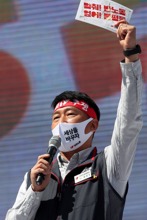 [서울=뉴시스] 조성우 기자 = 양경수 민주노총 위원장이 1일 오후 서울 숭례문 인근 세종대로에서 열린 2022년 세계노동절대회에서 대회사를 하고 있다. 2022.05.01. xconfind@newsis.com