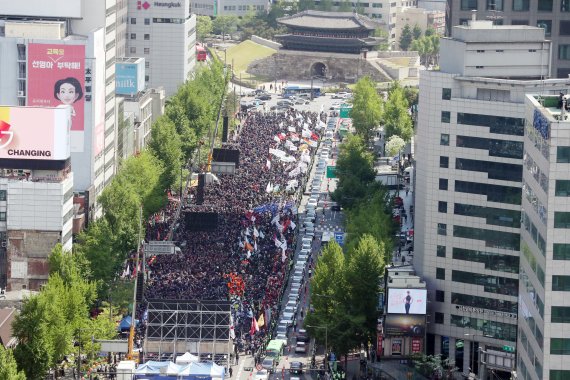 [서울=뉴시스] 조성봉 기자 = 1일 오후 서울 중구 숭례문 인근 세종대로에서 열린 ‘차별없는 노동권! 질좋은 일자리 쟁취! 불평등 체제교체’ 2022 세계노동절대회에서 민주노총 조합원들이 구호를 외치고 있다.2022.05.01. suncho21@newsis.com