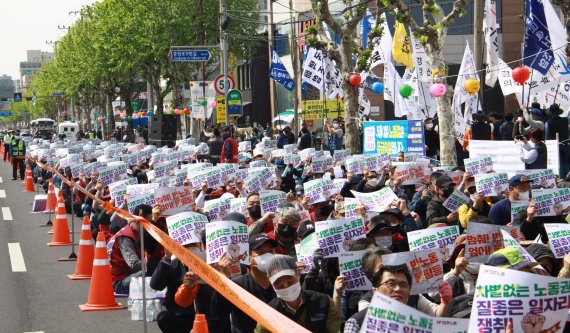 [포항=뉴시스] 이바름 기자 = 1일 오후 2시 경북 포항 협력회관 앞에서 열린 '제132주년 세계노동절(메이데이)대회 경북대회'에서 민주노총 경북지역본부 노조원들이 '차별없는 노동권, 질좋은 일자리 쟁취'를 외치고 있다. 2022.05.01. right@newsis.com